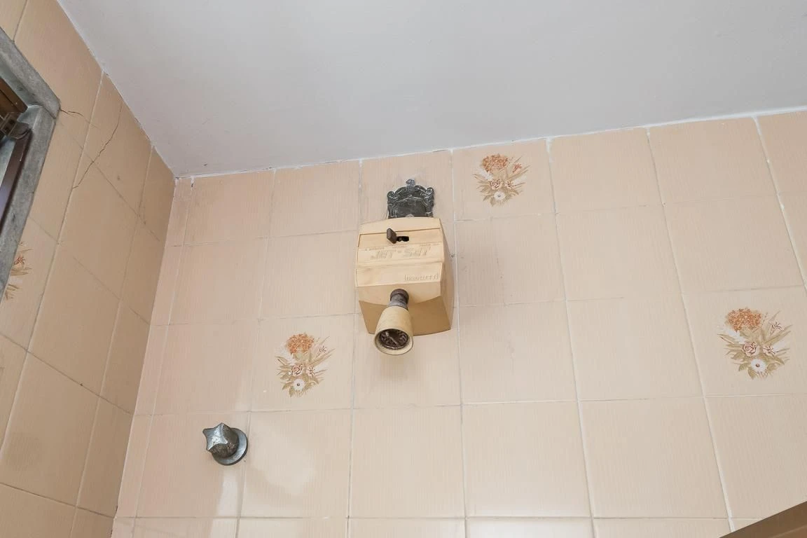 Casa sem mobília com 4 quartos e varanda