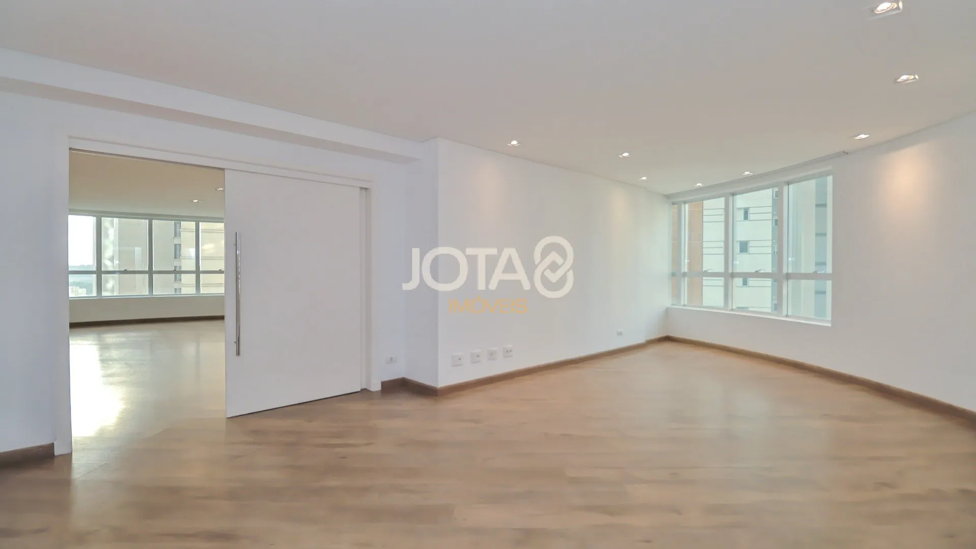 Орендна квартира з 4 спальнями та 329 м² — photo 30