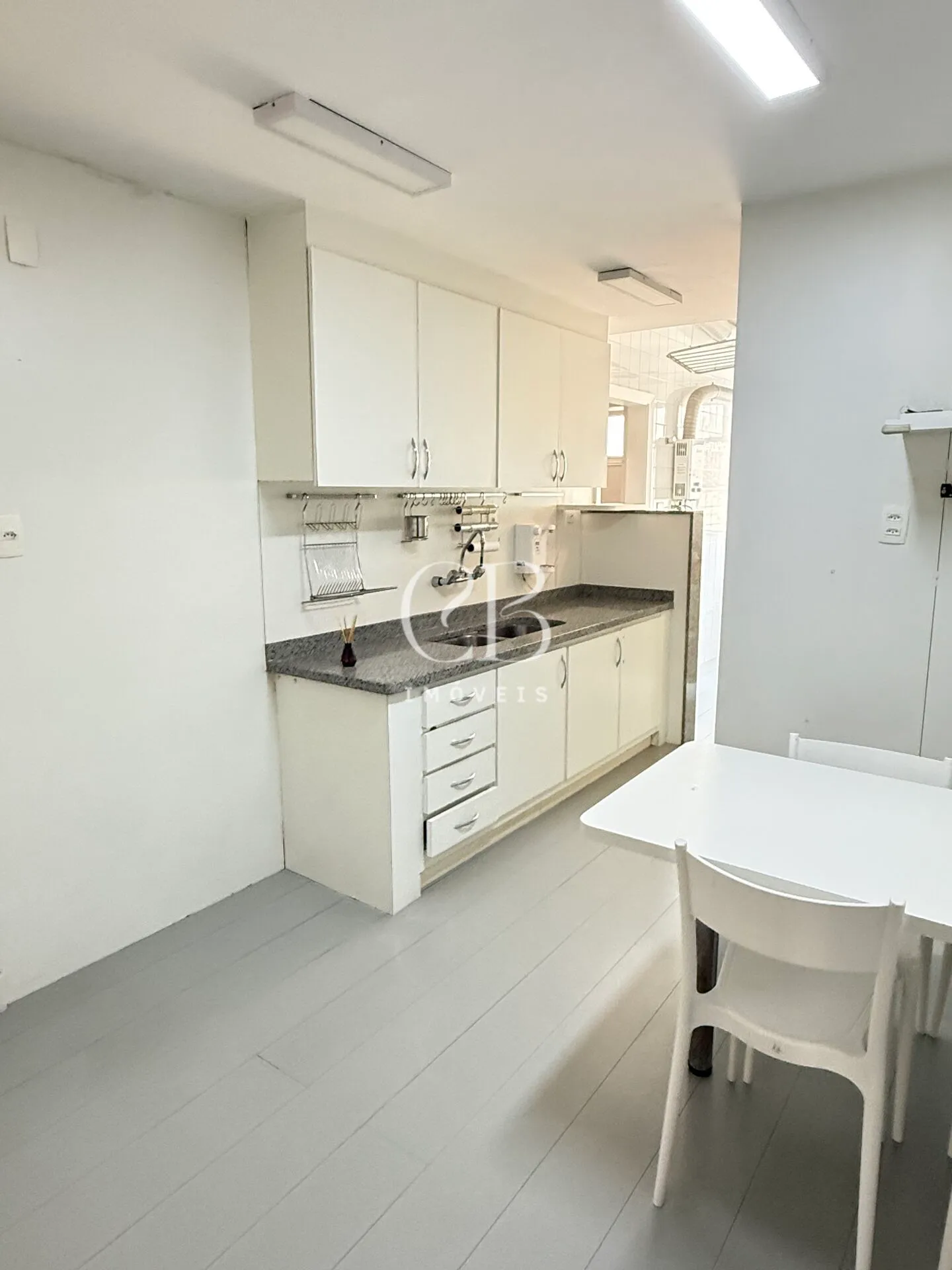 Apartment with 4 bedrooms and a glass-enclosed balcony — photo 33