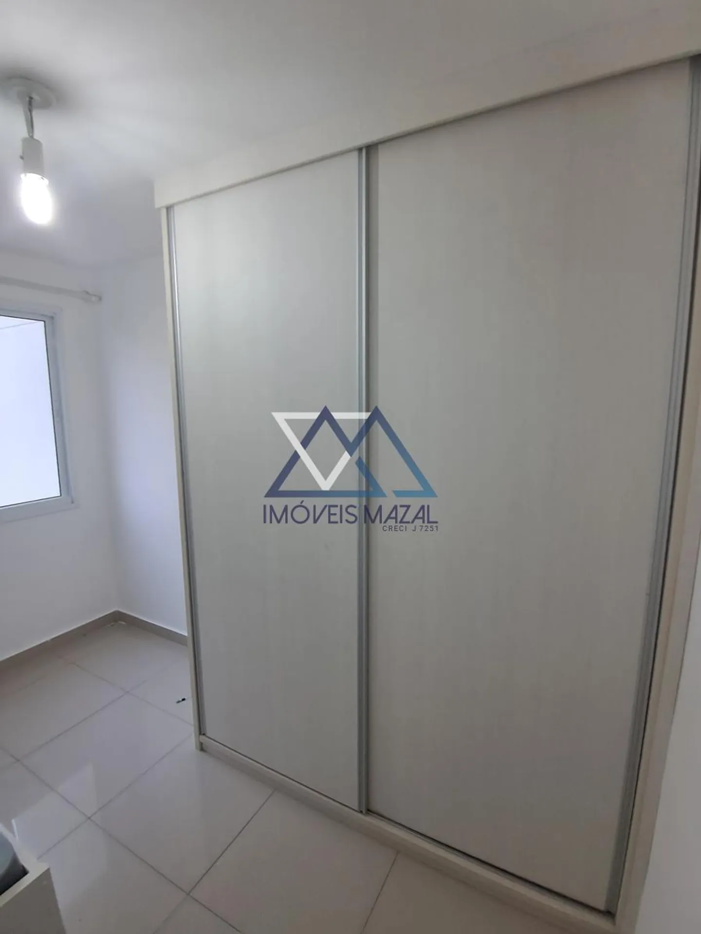 Квартира 70 м² с застеклённым балконом и камином — photo 34