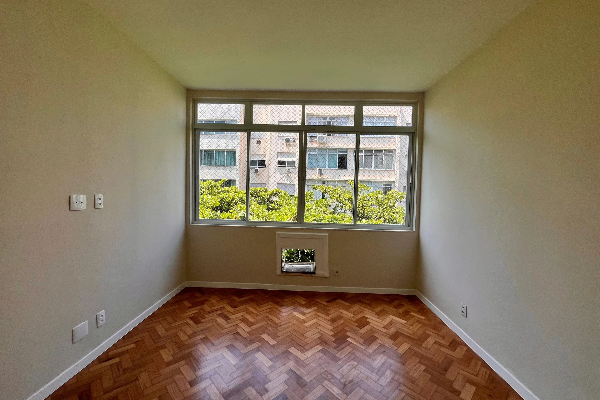 2-bedroom apartment with floor-to-ceiling windows — photo 23