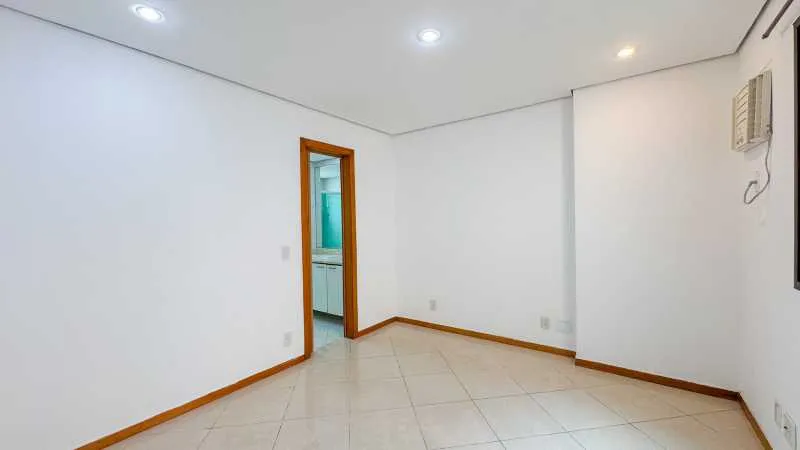 Furnished apartment, 300 m², with a glass-enclosed balcony — photo 3