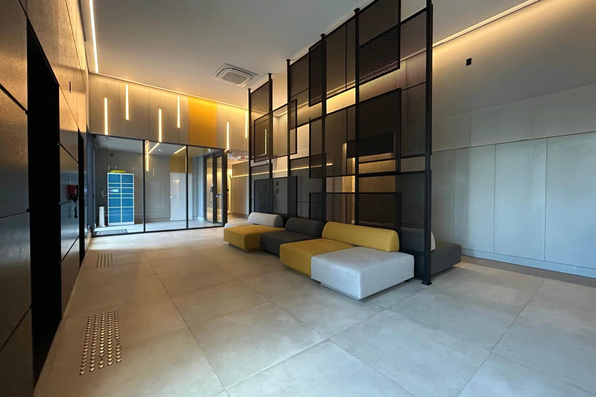 Furnished apartment, 42 m², with a glass-enclosed balcony — photo 28