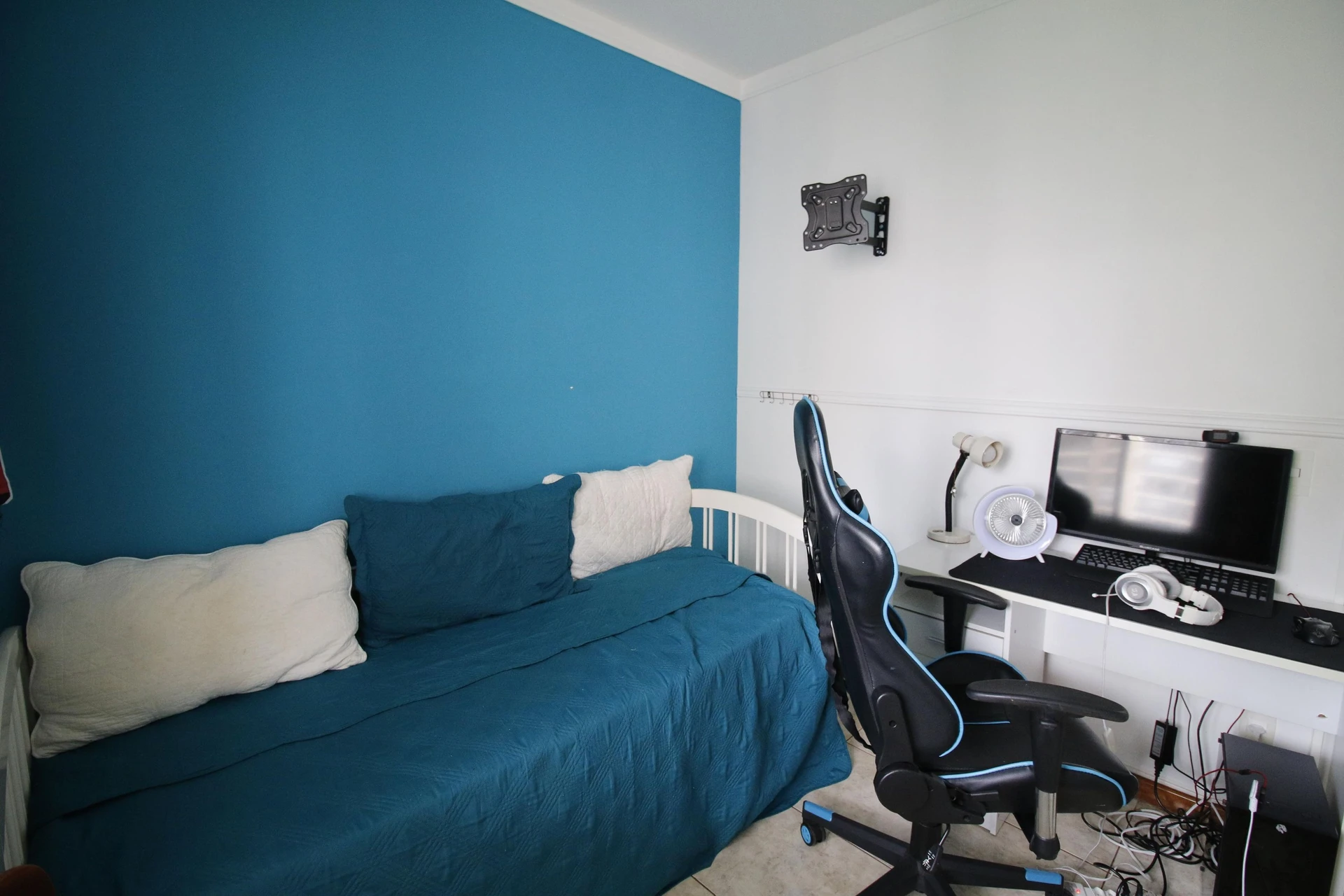 Furnished 3-bedroom apartment with balcony and pool — photo 9