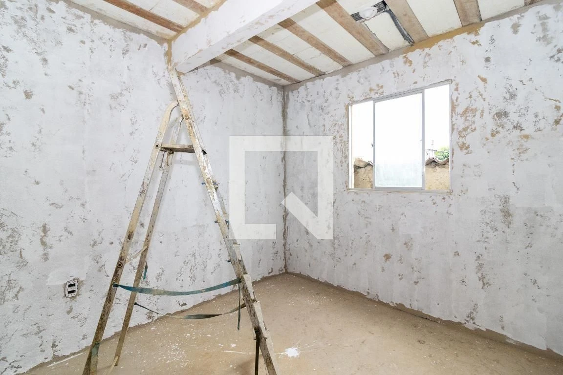 Unfurnished house with 3 bedrooms and 3 bathrooms, needs work