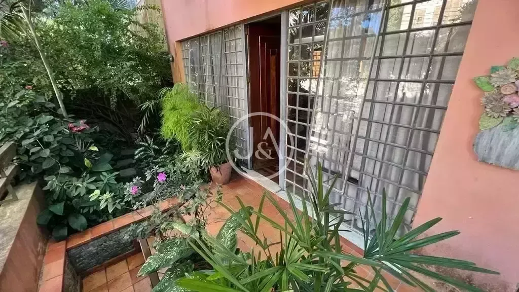 House with 4 bedrooms and a gas stove — photo 9