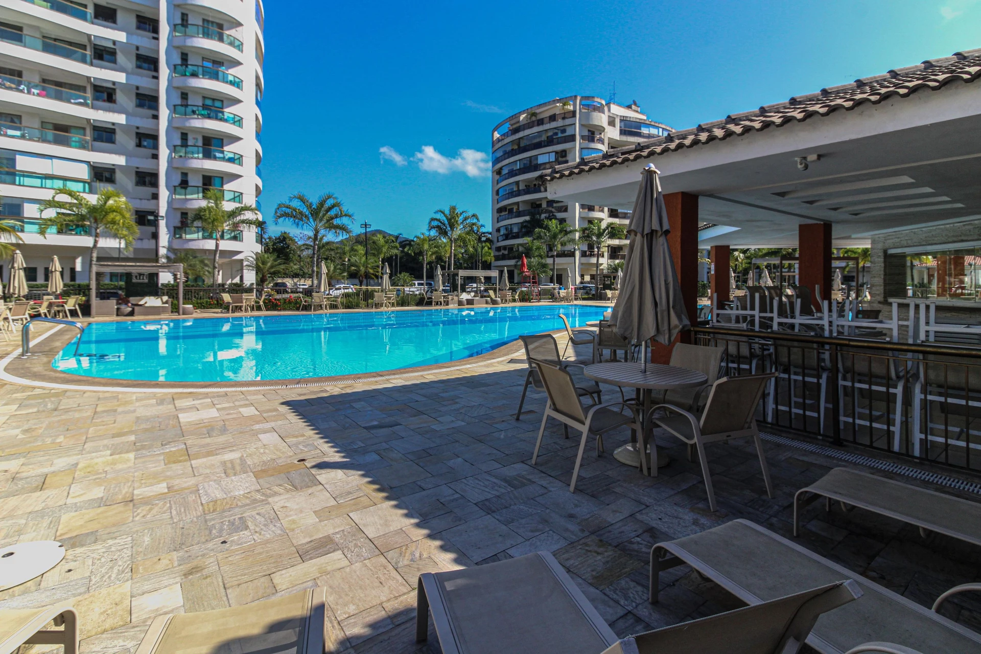 Glass-enclosed balcony in a 3-bedroom apartment, 96 m² — photo 63