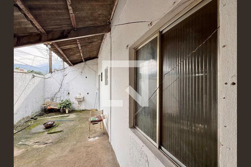 Casa para aluguel com 1 quarto e varanda