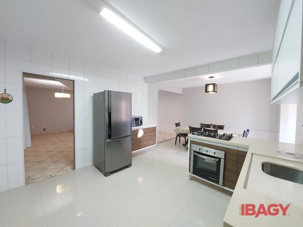 3-bedroom house with a washing machine in Florianópolis — photo 15