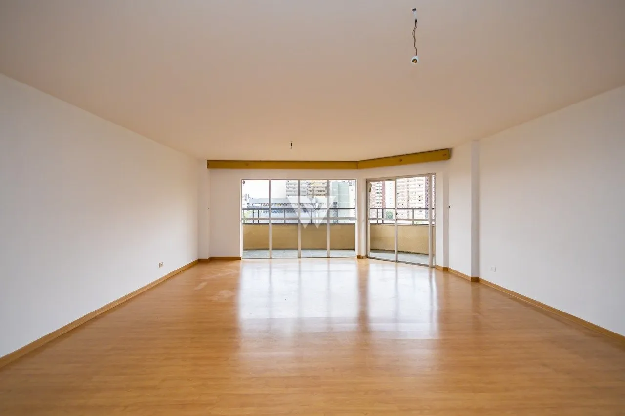 Apartment with wood floors, 4 bedrooms and glass balcony — photo 3