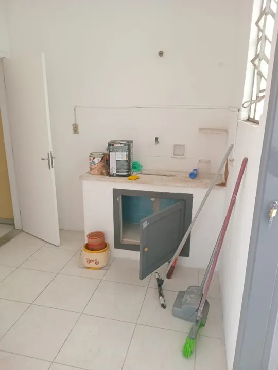 2-bedroom apartment with 1 bathroom and laundry area — photo 6