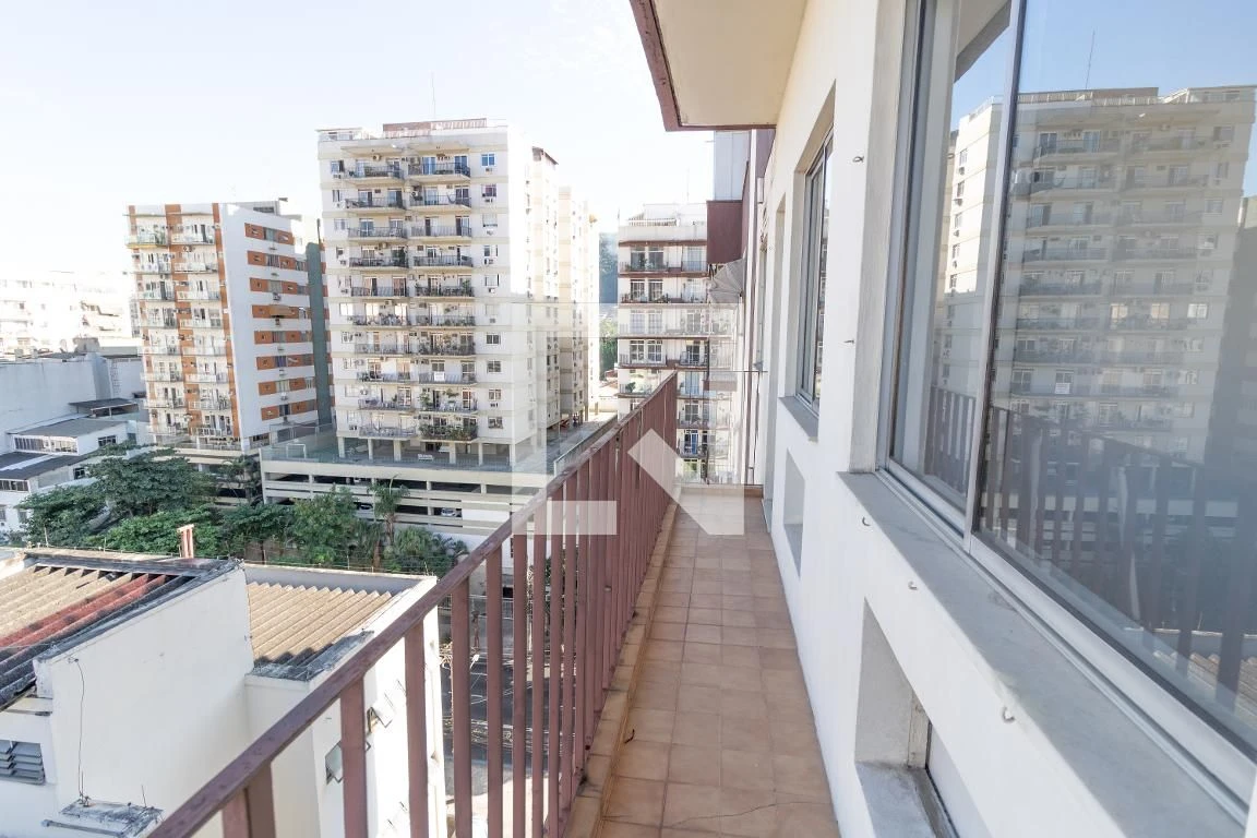 3-bedroom apartment in a building with a gym