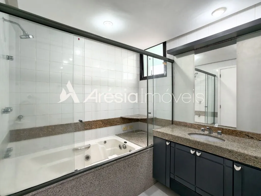 3-bedroom apartment with a bathtub — photo 31