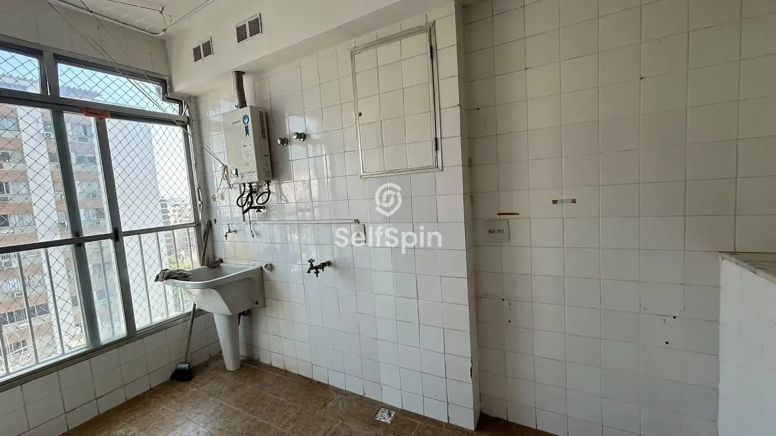 Wood or laminate floors in a 4-bedroom apartment, 114 m² — photo 18