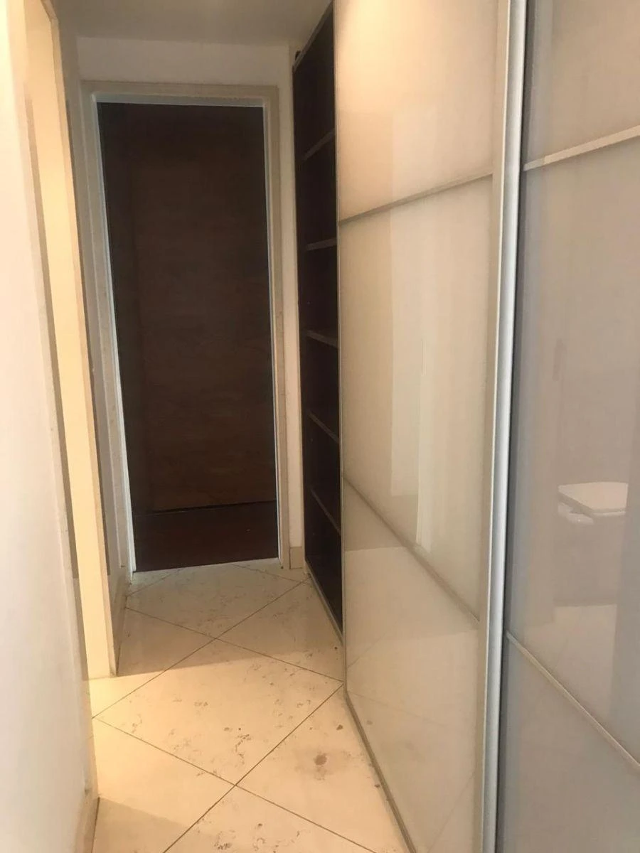 Bathtub in a 4-bedroom apartment, 238 m² — photo 33