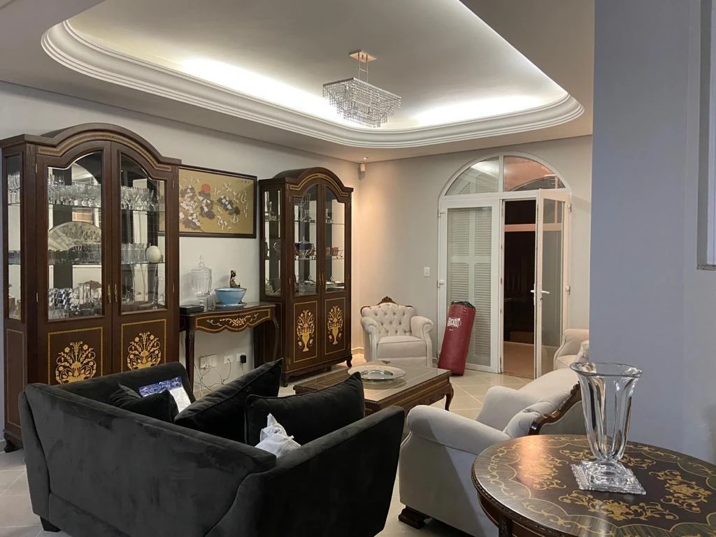 6-bedroom house, 4 with their own bathrooms, 495 m²