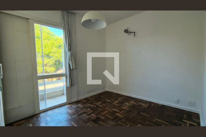 House with 4 bedrooms and a balcony with grill — photo 34