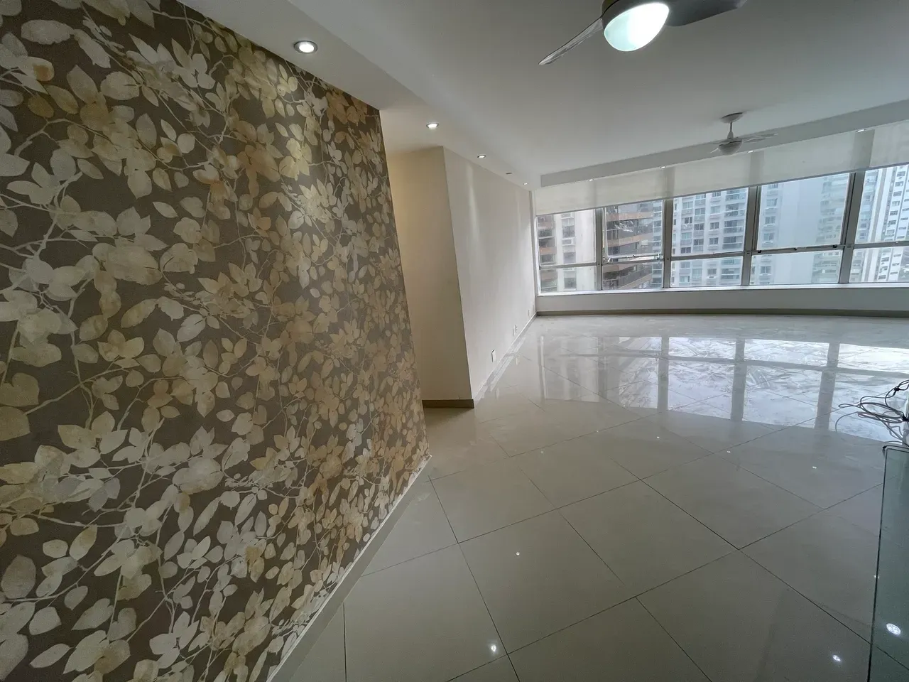 Unfurnished apartment with floor to ceiling windows — photo 3