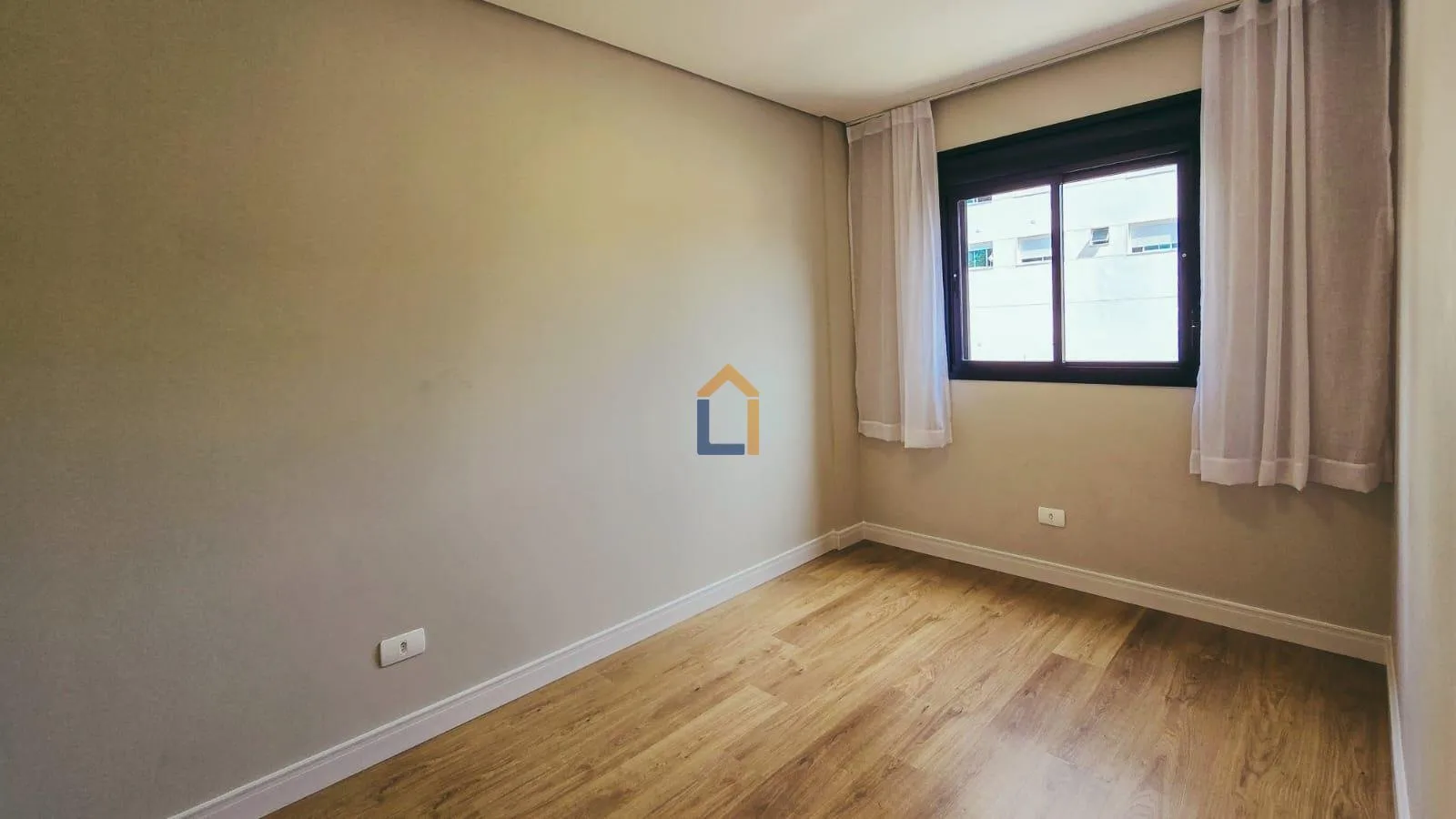 2-bedroom apartment with a washing machine in Curitiba — photo 20