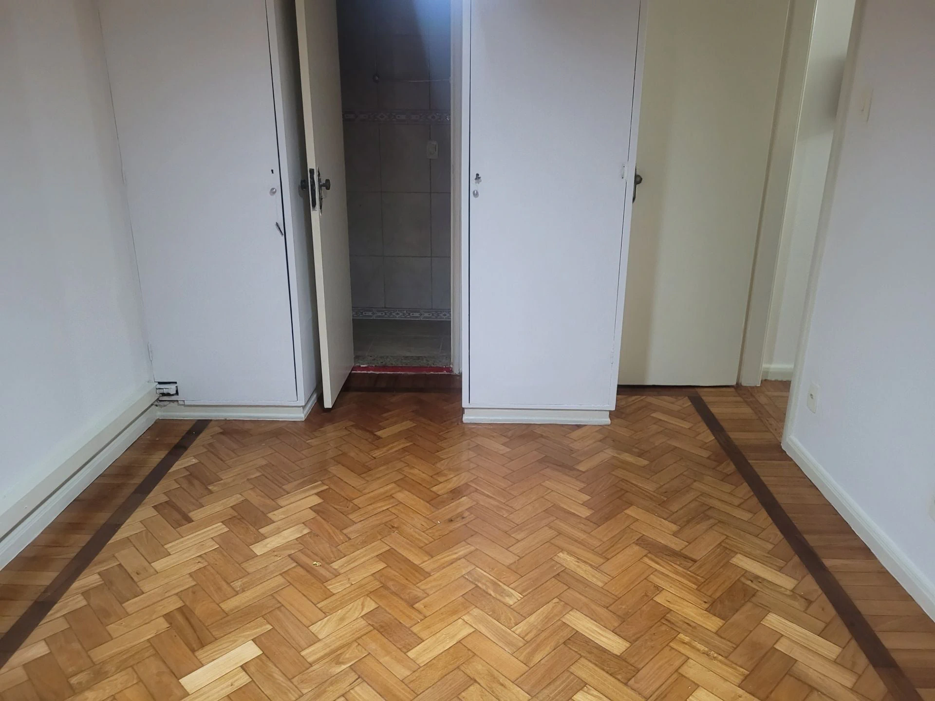 Furnished apartment, 120 m², with wood or laminate floors — photo 24