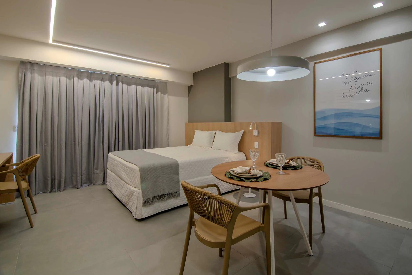 Furnished 1-bedroom apartment with a glassed-in balcony