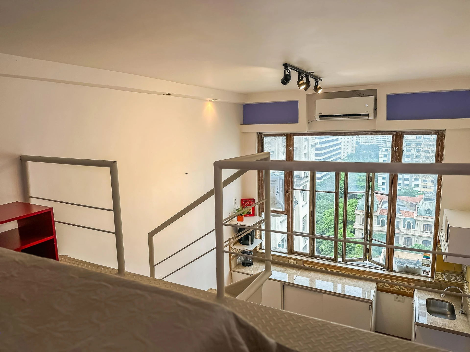 Furnished studio, 30 m², with floor-to-ceiling windows — photo 4
