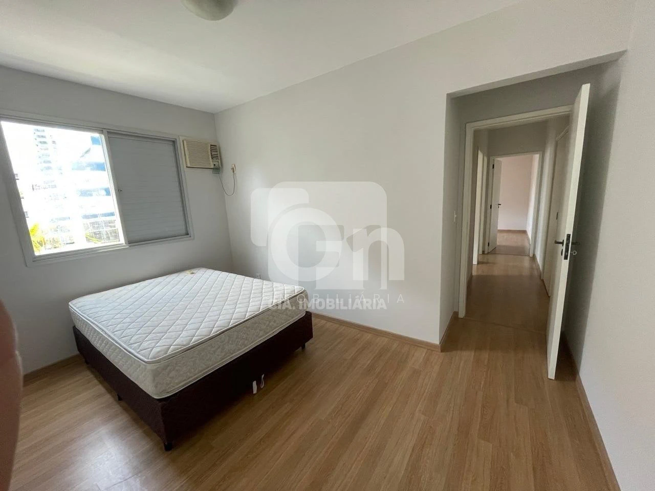 Wood or laminate floors in a 3-bedroom apartment, 114 m² — photo 5