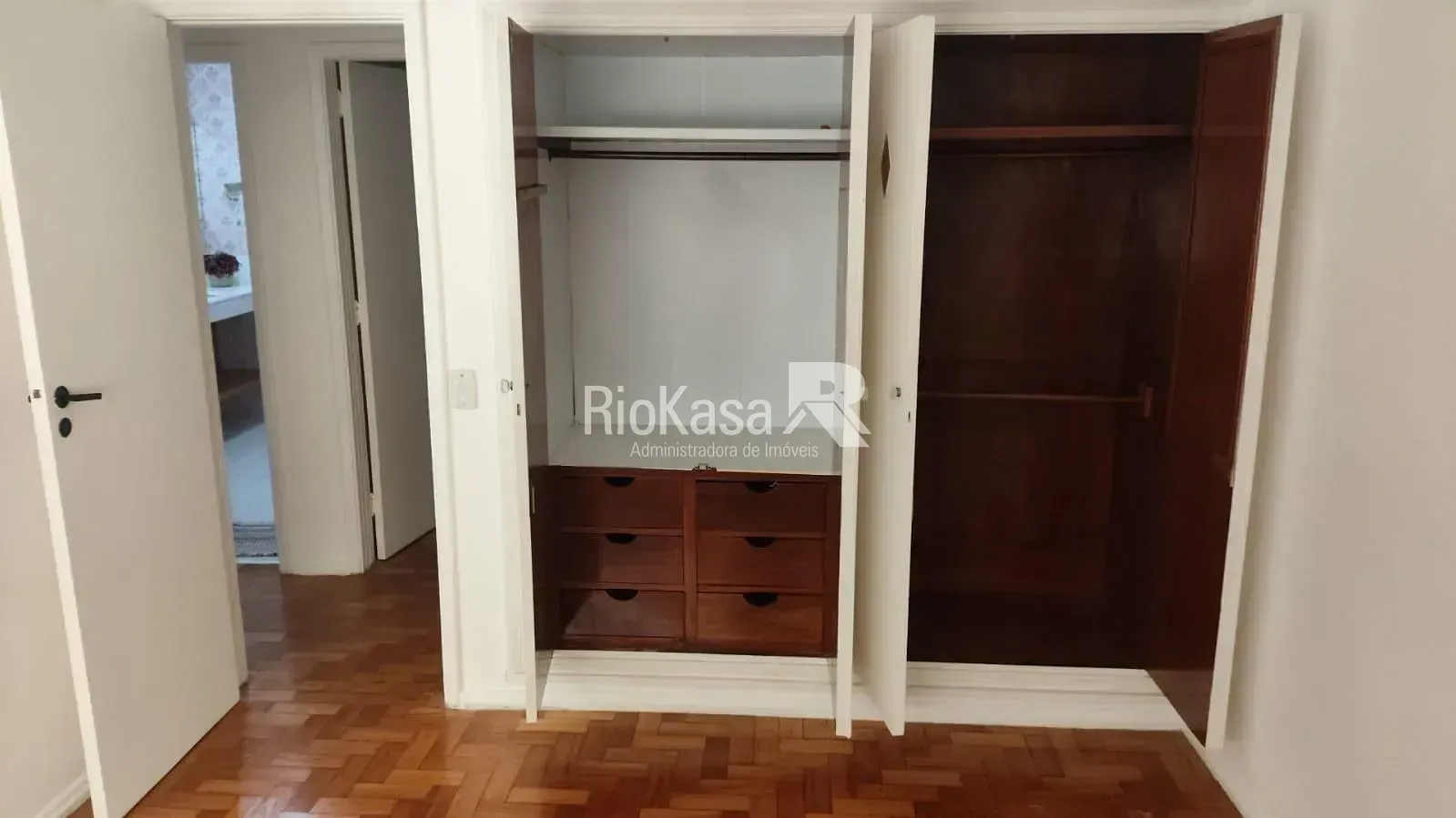 Wood or laminate floors in a 3-bedroom apartment, 85 m² — photo 13