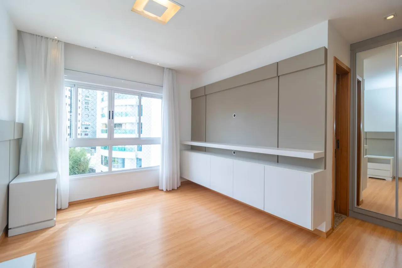 Unfurnished 3-bedroom apartment with glass balcony — photo 3