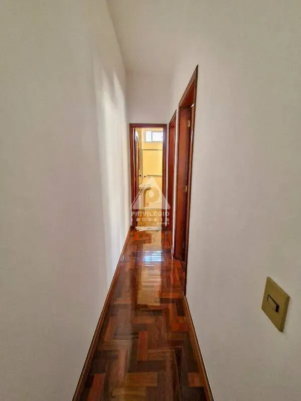 Wood or laminate floors in a 2-bedroom apartment, 60 m² — photo 7