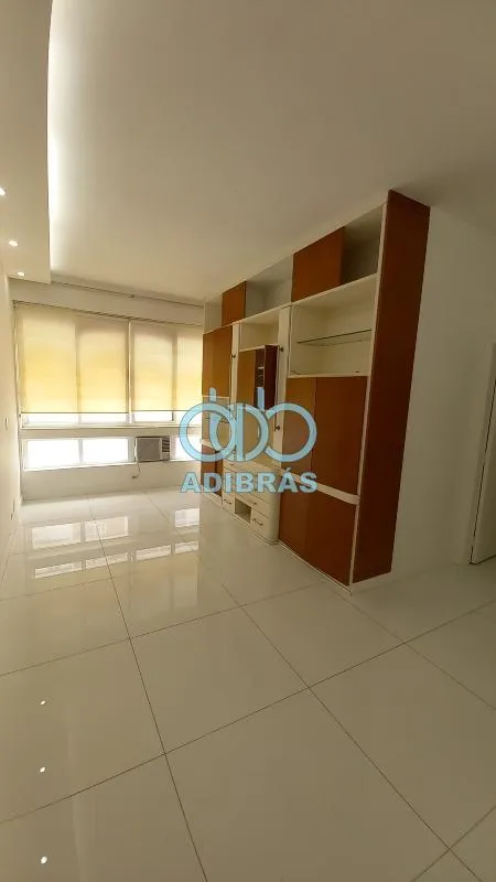 86 m² apartment with a home office and a walk-in closet — photo 8