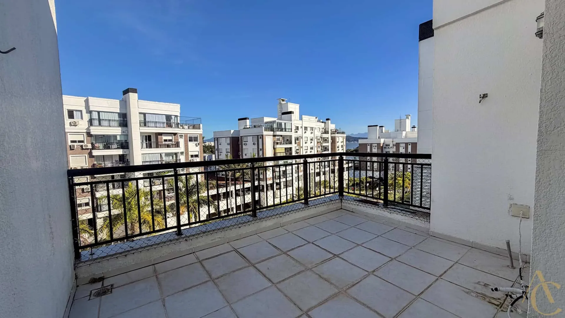 Furnished apartment with 3 en-suite bedrooms — photo 9