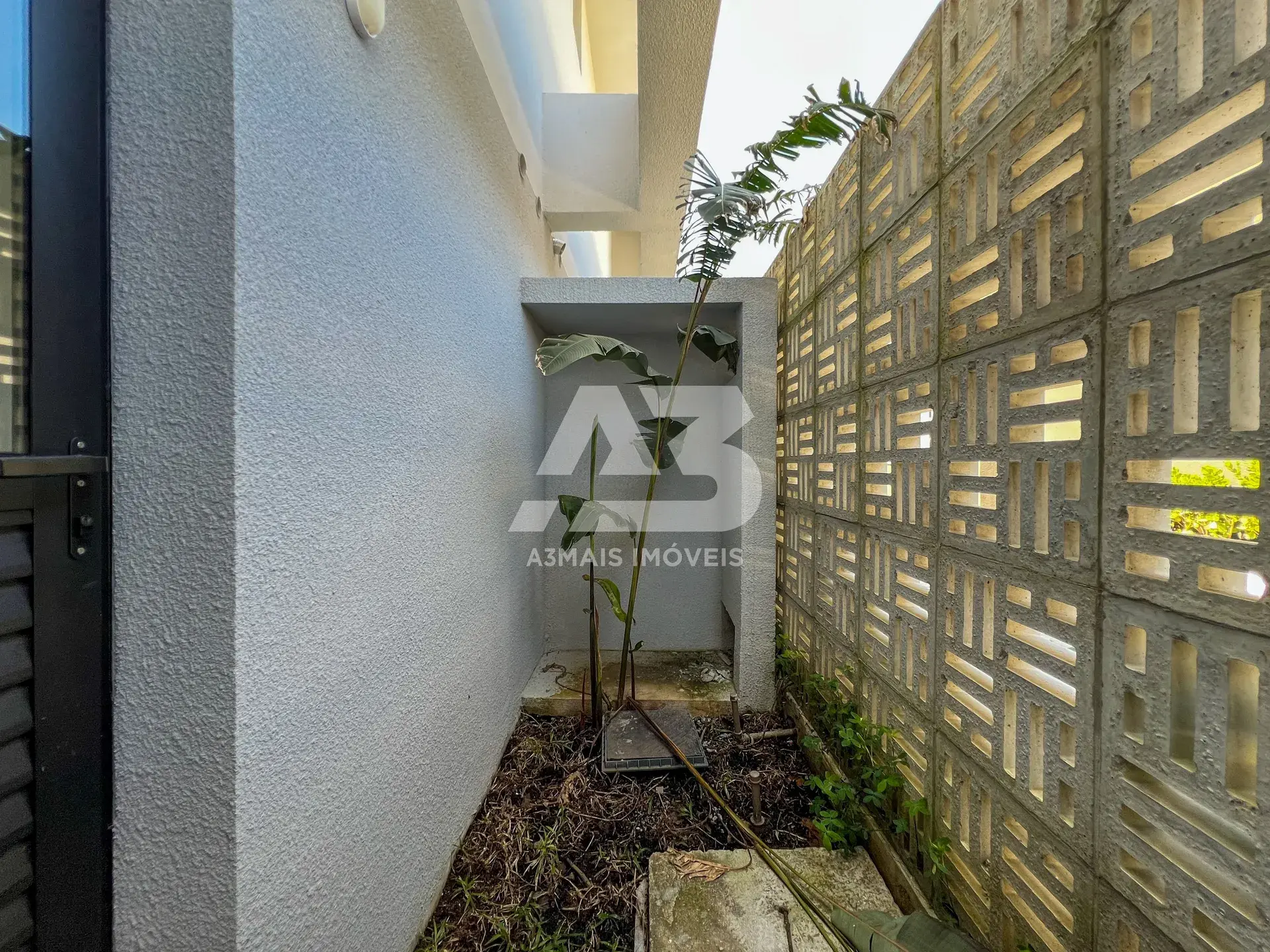 Glass-enclosed balcony in a 3-bedroom house, 137 m² — photo 24
