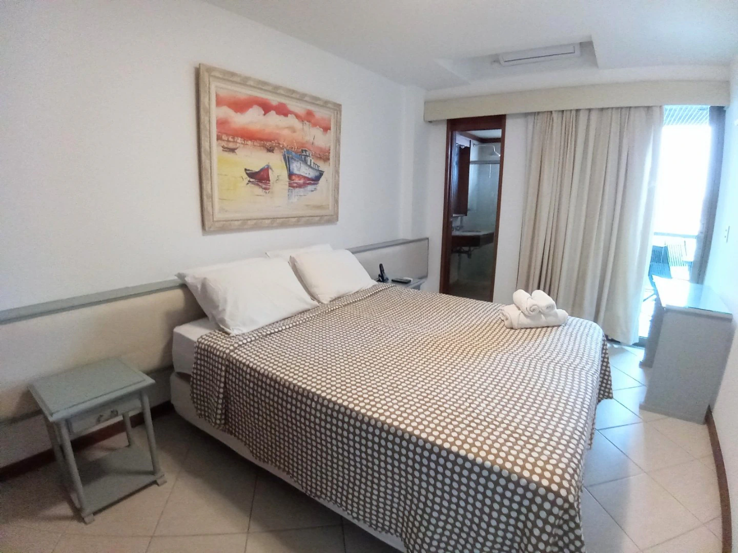 Furnished 2-bedroom apartment with 2 en-suites and balcony — photo 8