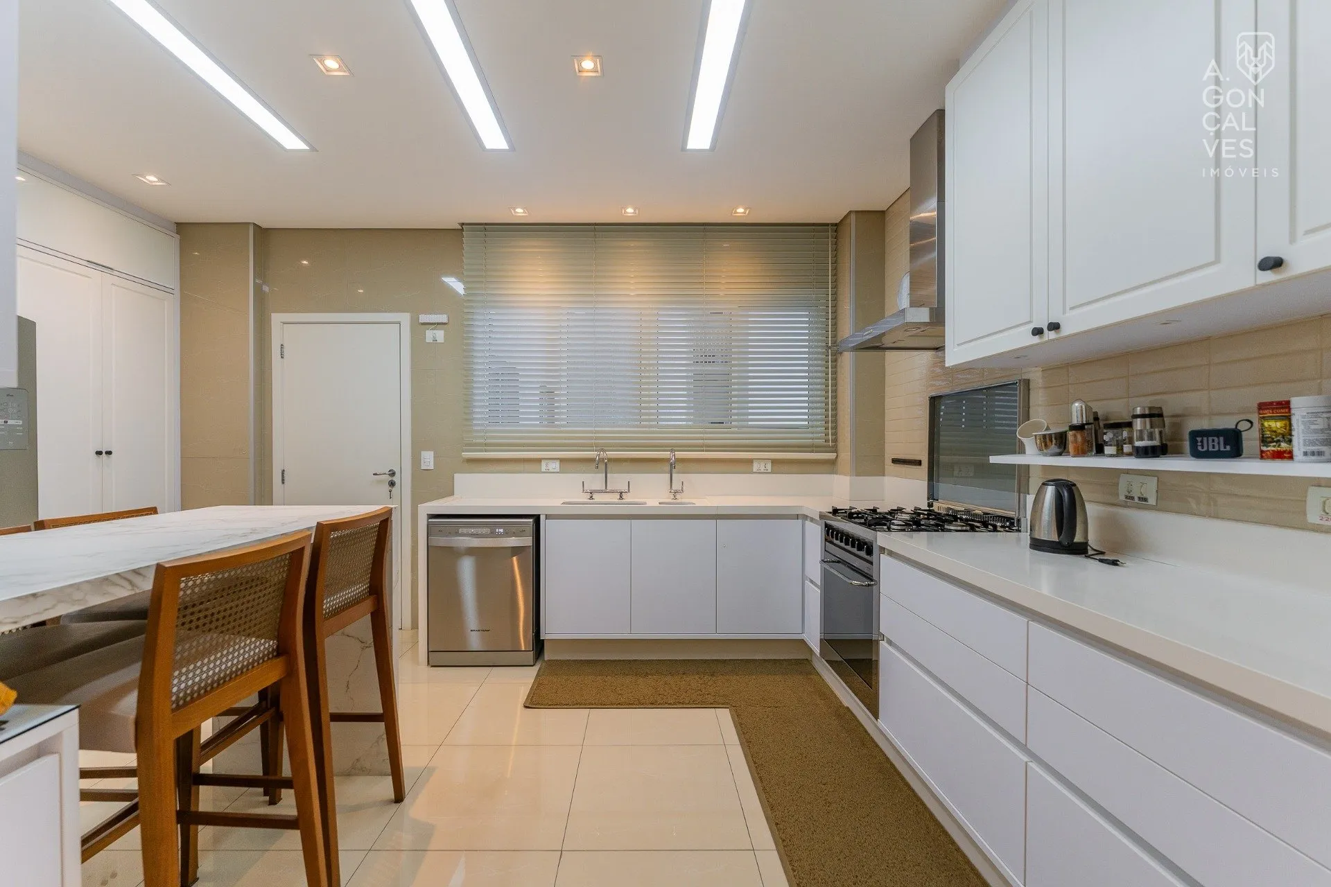 3-bedroom apartment with a dishwasher in Curitiba — photo 18