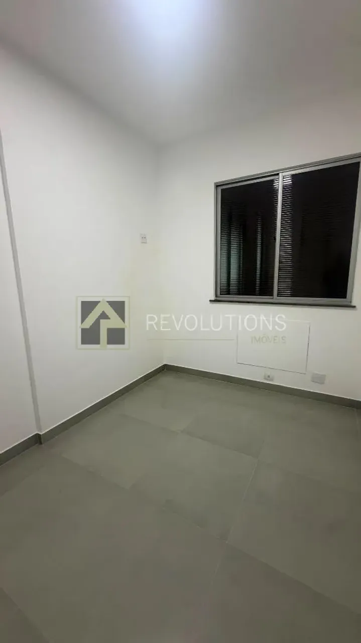 Apartamento de 2 quartos com cozinha fechada e 2 banheiros