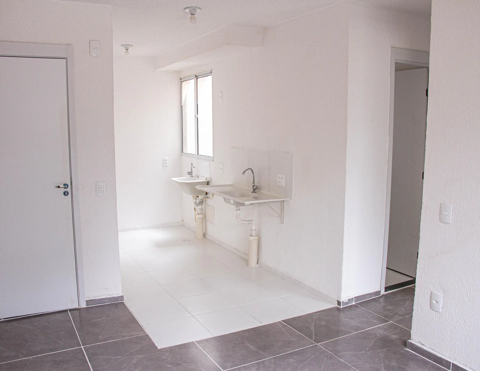 2-bedroom unfurnished apartment with 2 parking spaces