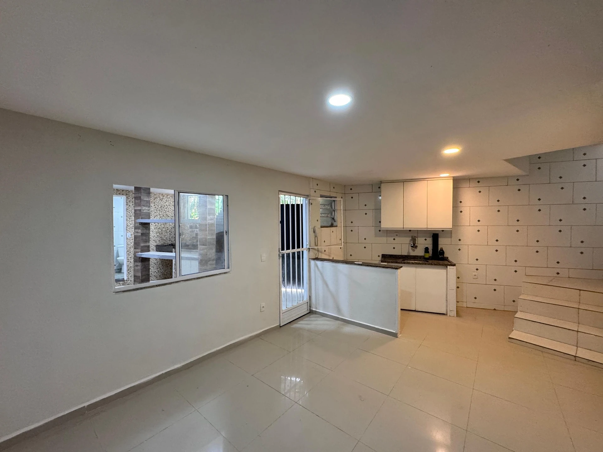 Balcony with a grill in a 2-bedroom house, 165 m² — photo 6