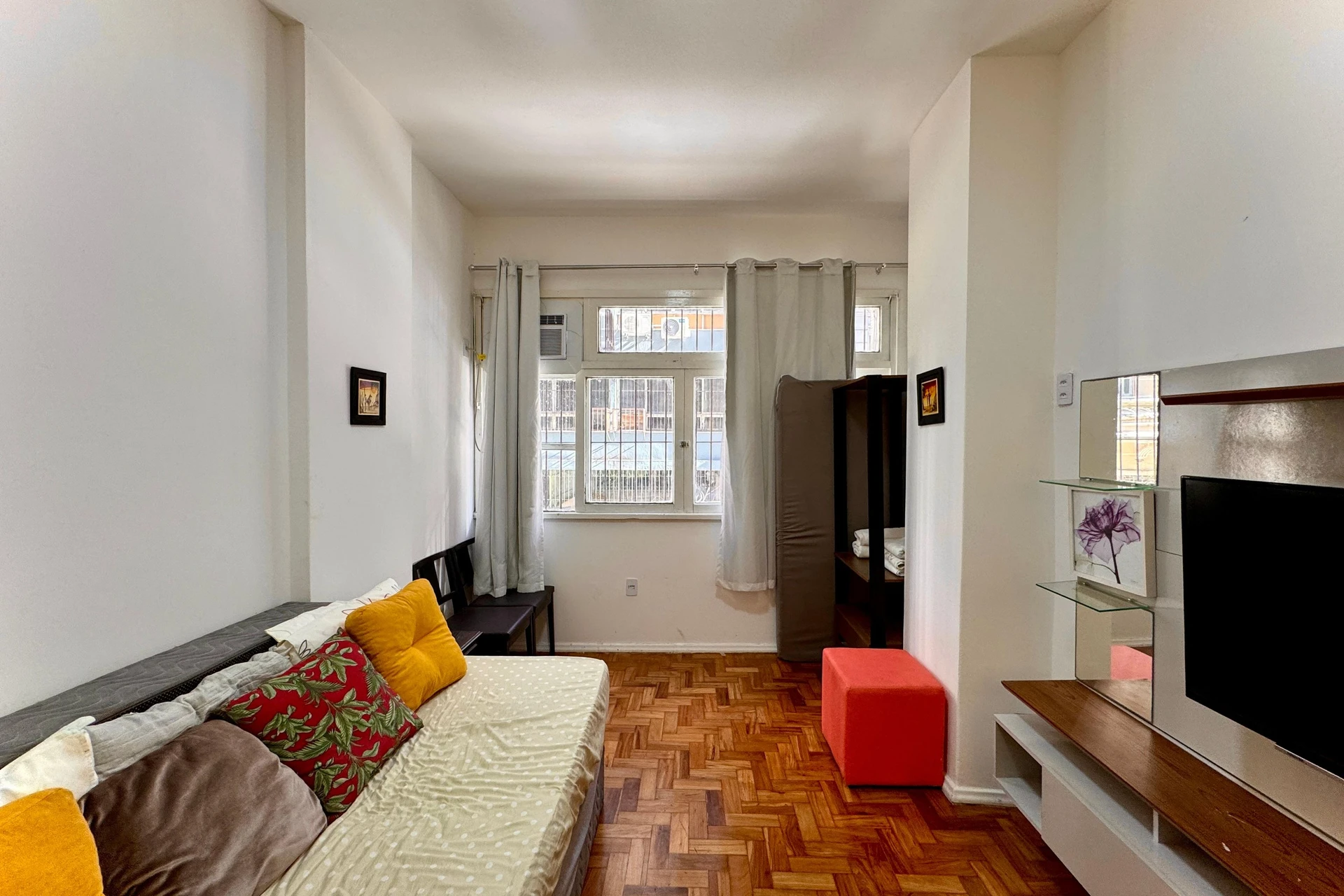 Furnished 1-bedroom apartment with pet-friendly policy — photo 8