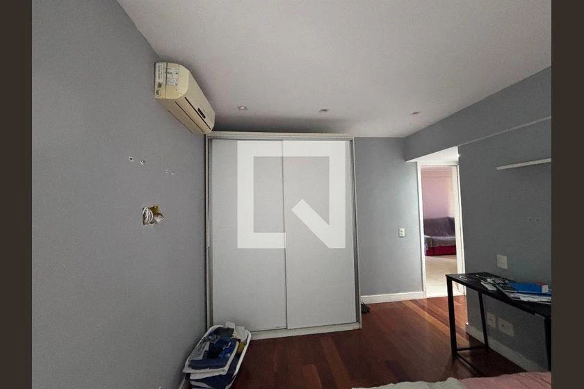 206 m² apartment with 4 en-suite bedrooms and glass balcony — photo 49
