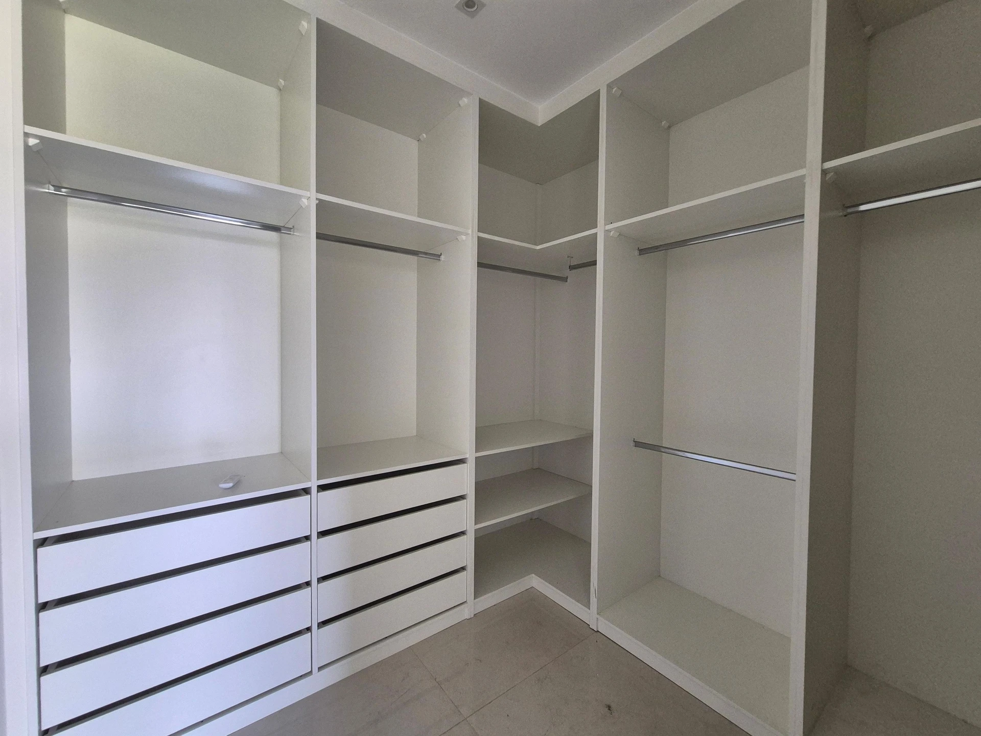 4-bedroom house with a glass-enclosed balcony — photo 65