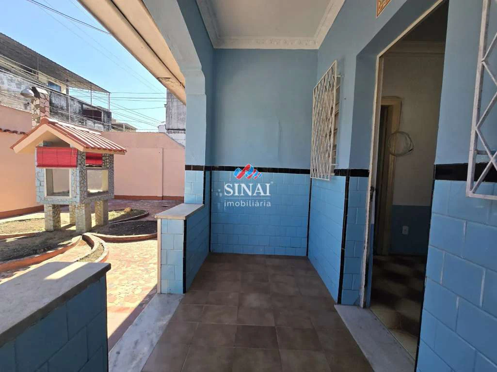 4-bedroom house with 4 baths and 8 parking spaces