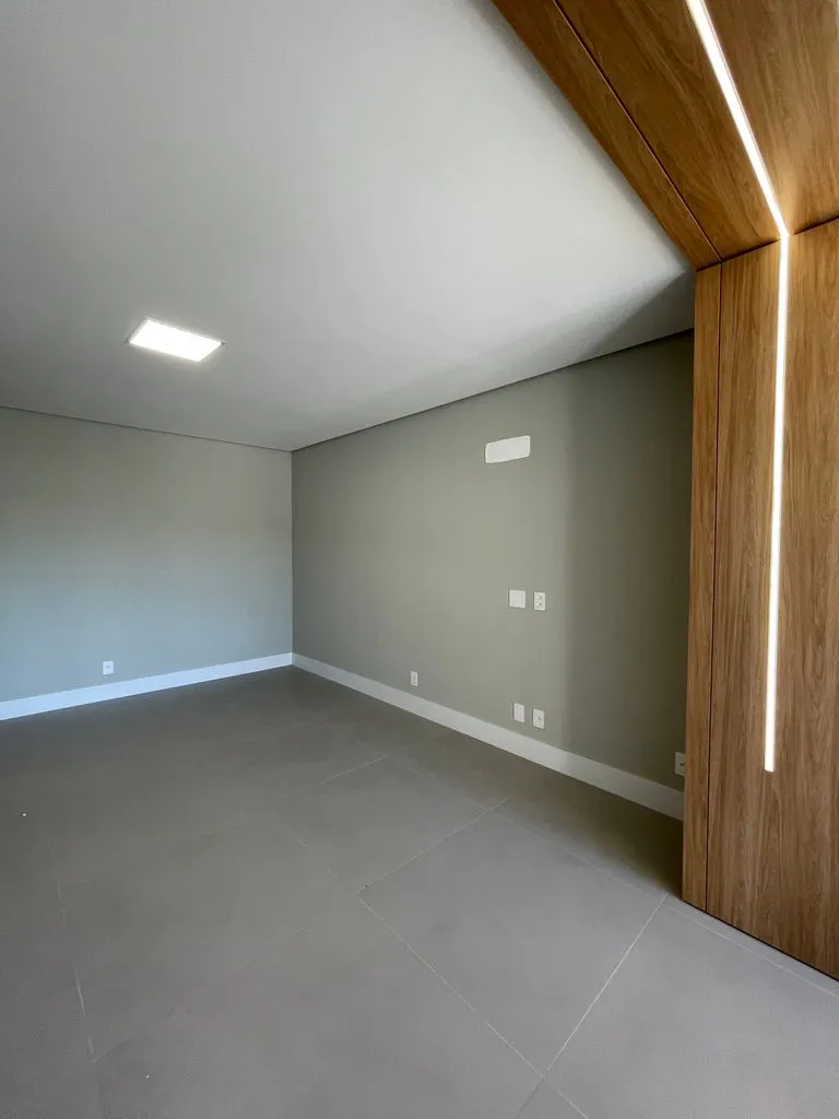 Balcony with a grill in a 3-bedroom apartment, 131 m² — photo 37
