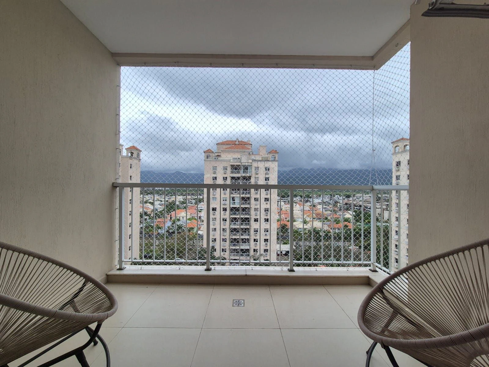 Glass-enclosed balcony in a 3-bedroom apartment, 74 m²