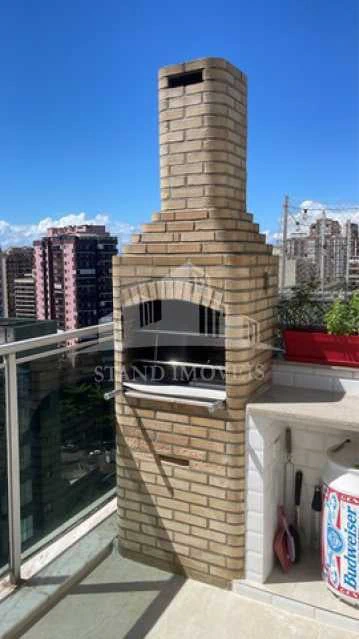 Balcony with a grill in a 2-bedroom apartment, 140 m² — photo 7