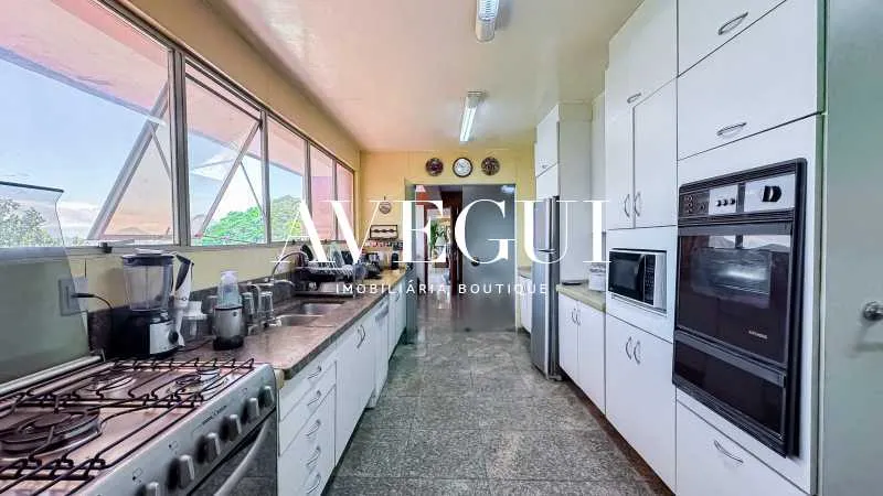 Furnished house, 800 m², with floor-to-ceiling windows — photo 19