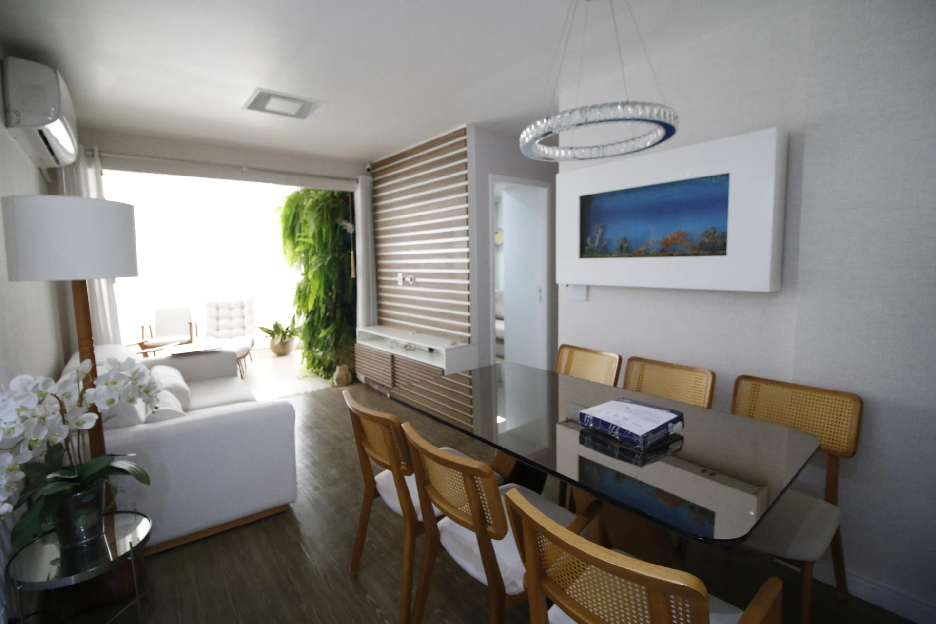 Apartamento mobiliado, 90 m², com janelas do piso ao teto