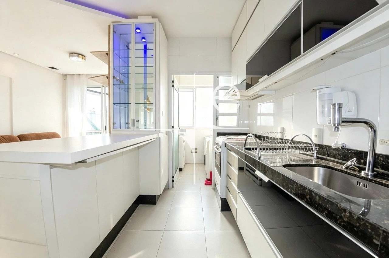 Furnished apartment, 85 m², with a glass-enclosed balcony — photo 5