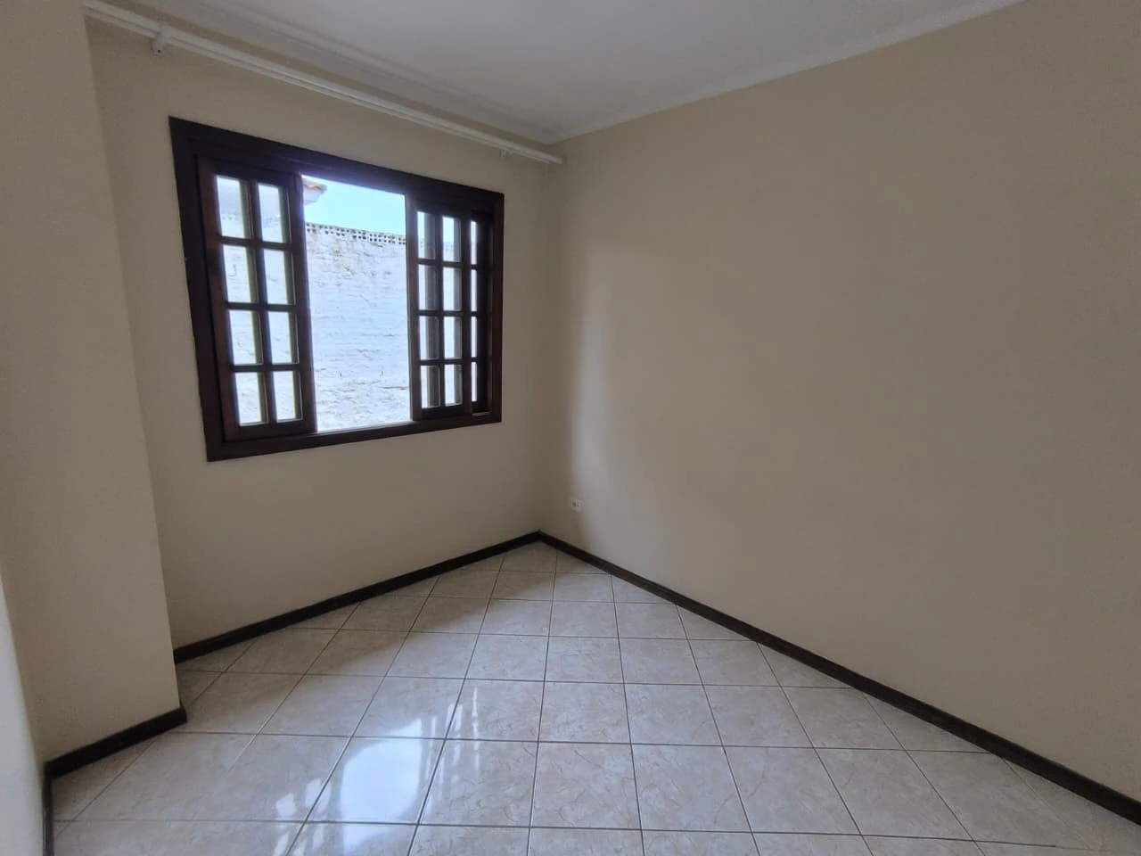 3-bedroom house with a walk-in closet in Curitiba — photo 14