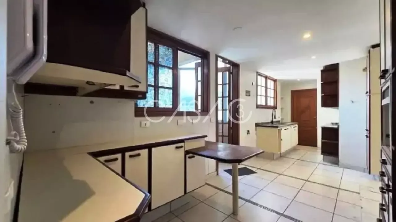190 m² apartment with a walk-in closet and a water view — photo 17